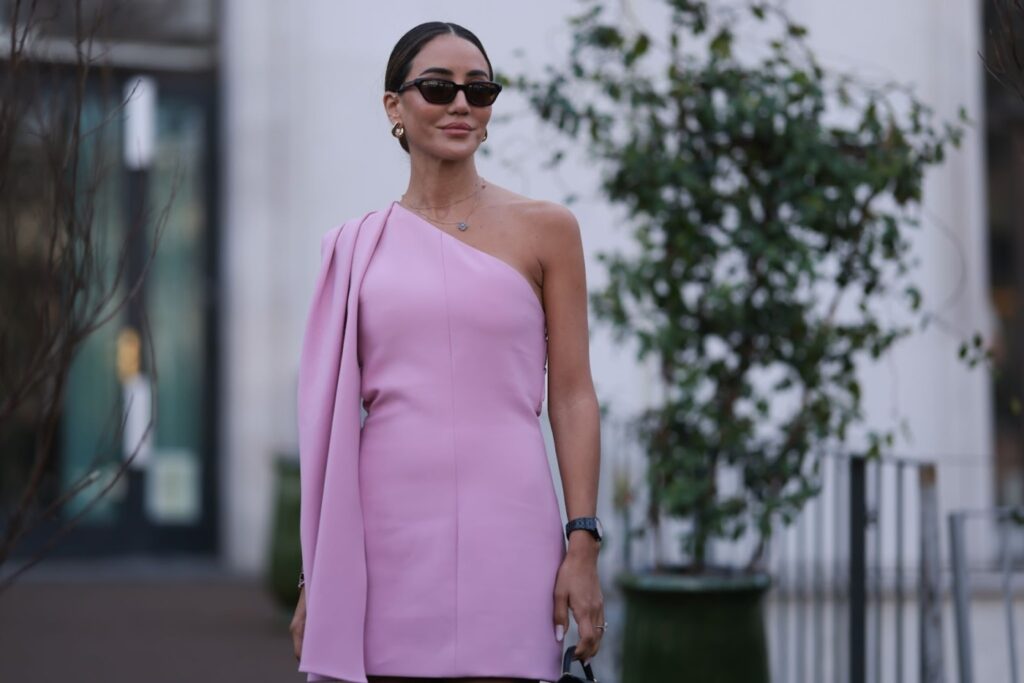 Jak nosić sukienkę na jedno ramię? Inspiracje – MODIVO runway
