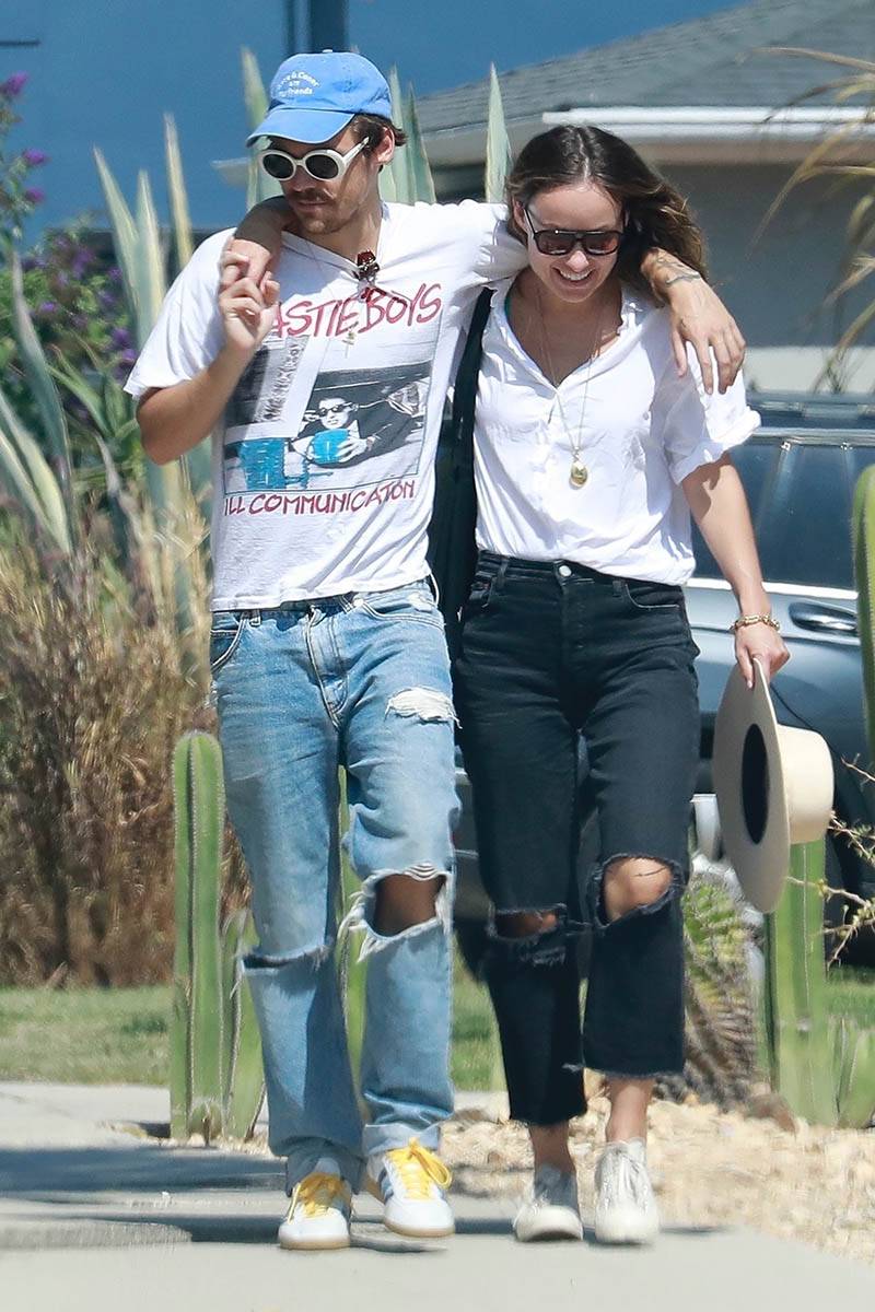 Olivia Wilde i Harry Styles w casualowych stylizacjach